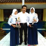 Kepala SMPN 1Cisurupan bersama para siswi berprestasi