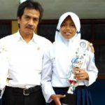 Sri Rahayu saat berfoto bersama Kepala SMPN I Cisurupan, Drs. Deden Juwandi