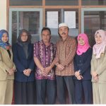 Kepala sekolah dan guru SDIT Miftahul Ulum