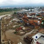kondisi-kampung-cimacan-sesaat-setelah-diterjang-banjir-bandang-foto-diambail-dari-udara-menggunakan-pesawat-nirawak-rabu-pagi-20-09-foto-agus-muhram