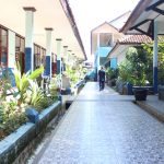 hampir di seluruh sudut komplek SMPN 2 Bayongbong sudah menggunakan keramik dan disetiap halaman kelas ditumbuhi berbagai jenis tanaman yang ditanam dan dirawat oleh siswa