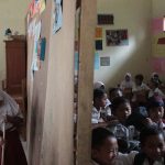 suasana belajar siswa SDIT Miftahul Ulum yang terpaksa disekat dikarenakan kurangnya ruang kelas