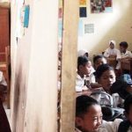 suasana belajar siswa SDIT Miftahul Ulum yang terpaksa disekat dikarenakan kurangnya ruang kelas
