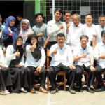 foto-bersama-ptk-dan-kepala-sma-negeri-19-garut-agus-muhram