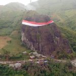 Bendera Merah Putih raksasa berukuran 120 meter x 15 meter membentang mengelilingi tebing batu tumpang (Agus Muhram)