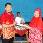 Kepala PD. BPR Garut Cabang Karangpawitan, Mohammad Romadhon, memberikan doorprize kepada nasabah teladan
