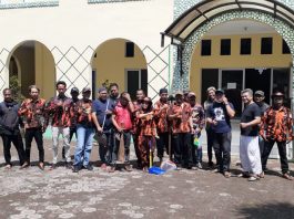 Tato As’salam dan PAC PP Banyuresmi Berkolaborasi Membersihkan Mesjid