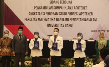 FMIPA UNIGA Ambil Sumpah 40 Apoteker dan Berikan Penghargaan Kepada 3 Lulusan Terbaik