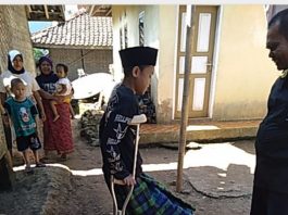 Di Cisompet, Baznas Garut Berikan Tongkat untuk Ramdan dan Menyumbang Korban Kebakaran