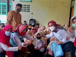 Di Bulan Suci, DWP Dinas Pendidikan Garut Berbagi dengan Anak Panti