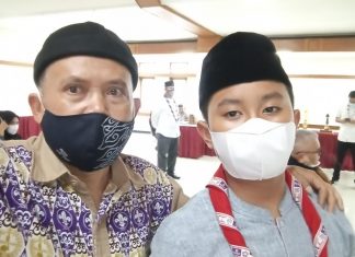 Siswa SMPN 4 Garut Persembahan Kado Ultah untuk Ketua Kwarcab dr. Helmi Budiman