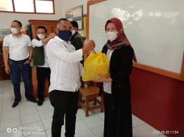 Korwil Pendidikan Cikajang Serahkan 100 Paket Bantuan dari BAZNAS