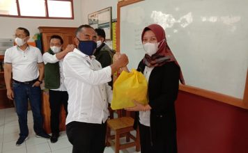 Korwil Pendidikan Cikajang Serahkan 100 Paket Bantuan dari BAZNAS