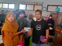 Guru SDN 3 Pakuwon dan Tato Assalam Gelar Bazar Amal
