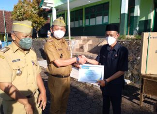 Capai 99,24% Vaksinasi, Kadisdik Ade Manadin Memberikan Penghargaan Kepada SDN 1 Mekarmukti