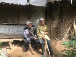 Kwarran Cisompet Bersama Muspika Cisompet Perbaiki Rumah Ustad Iing
