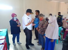 Camat Rico berikan Apresiasi Penyaluran BLT di Cikedokan