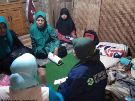 TP PKK Kecamatan Cigedug Menyerahkan Santunan Baznas Kepada Keluarga Balita Hidrosefalus