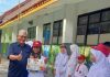 Kepala SDN 2 Pakuwon Garut Kota Menyerahkan 11 Medali Pada Siswa Berprestasi
