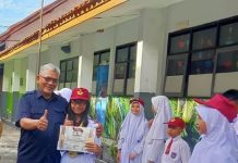 Kepala SDN 2 Pakuwon Garut Kota Menyerahkan 11 Medali Pada Siswa Berprestasi