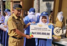 Setiap Senin, SMPN 2 Garut Menyerahkan Penghargaan pada Siswanya