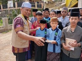 Yayasan Amirul Ummah dan Unisza Malaysia Salurkan Wakaf Al Quran dan Bantuan ke Garut