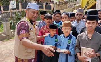 Yayasan Amirul Ummah dan Unisza Malaysia Salurkan Wakaf Al Quran dan Bantuan ke Garut