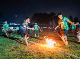 Riuh Sorak Sorai Penonton dan Tepuk Tangan Suporter, Hiasi Kemeriahan Perlombaan Sepak Bola Api Pekan Ramadhan Berkah Korem 062/Tn