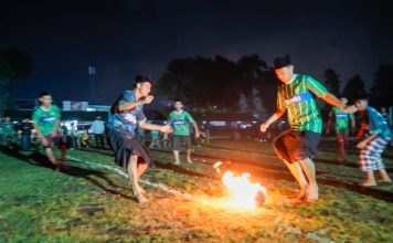 Riuh Sorak Sorai Penonton dan Tepuk Tangan Suporter, Hiasi Kemeriahan Perlombaan Sepak Bola Api Pekan Ramadhan Berkah Korem 062/Tn