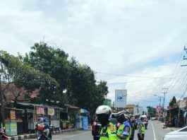 Meningkatnya Volume Kendaraan di Hari Kedua Lebaran, Polres Garut Kembali Terapkan Sistem One Way 13 Kali