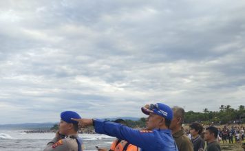 Wisatawan Tenggelam di Pantai Karang Papak, Pencarian Korban Masih Berlanjut Dilakukan oleh Sat Polairud