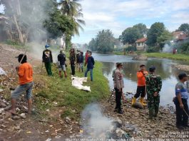 Polsek Pameungpeuk Bersama Ratusan Relawan Gelar Aksi Bersih-Bersih Sungai Cikaso-Cipaleubuh