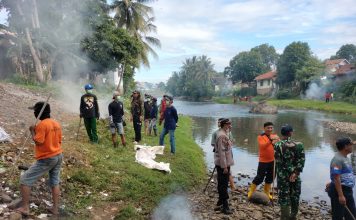 Polsek Pameungpeuk Bersama Ratusan Relawan Gelar Aksi Bersih-Bersih Sungai Cikaso-Cipaleubuh