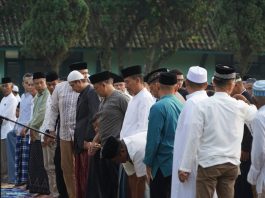 Danrem 062/Tn Sholat Ied Bareung Anggota dan Masyarakat di Lapangan Makorem 062/Tn