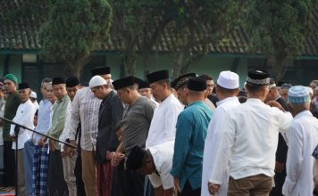 Danrem 062/Tn Sholat Ied Bareung Anggota dan Masyarakat di Lapangan Makorem 062/Tn