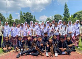 Harmoni Angklung Sambut Ibu Panglima TNI di Garut
