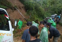 Longsor Tutup Jalan, Polsek Banjarwangi Bersama Warga Bersihkan Material