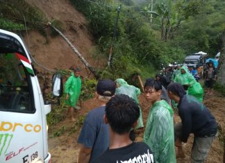 Longsor Tutup Jalan, Polsek Banjarwangi Bersama Warga Bersihkan Material