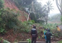 Polsek Pakenjeng Polres Garut Cek TKP Longsor Menutupi Akses Jalan Kabupaten