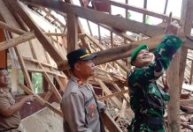 Polsek Cibalong Cek TKP Robohnya Atap SDN 1 Najaten Cibalong