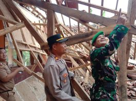 Polsek Cibalong Cek TKP Robohnya Atap SDN 1 Najaten Cibalong