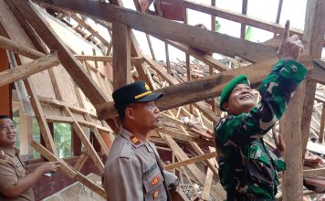 Polsek Cibalong Cek TKP Robohnya Atap SDN 1 Najaten Cibalong