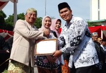 Guru IPA SMPN 1 Garut, Niko Oktarian, Menerima Penghargaan pada HGN dan HUT ke-80 PGRI Kabupaten Garut