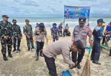 Polsek Cikelet Gelar Program Jabar Raksa Sagara, Bersihkan Pantai Santolo Bersama Instansi Terkait