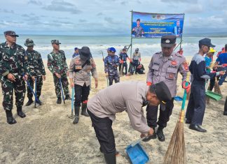 Polsek Cikelet Gelar Program Jabar Raksa Sagara, Bersihkan Pantai Santolo Bersama Instansi Terkait