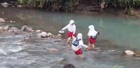 Jembatan Gantung Cadas Beureum Putus, Akses Anak Sekolah di Sinarjaya Terputus