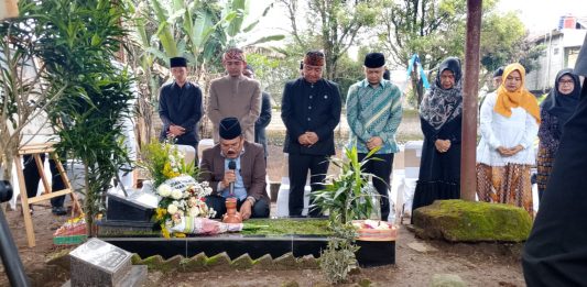 Ziarah Hari Jadi Garut ke-213, Bupati Kenang Dedikasi Drs. H. Dede Satibi