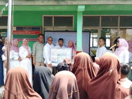 Siraman Sambut Ramadan dan “Paturay Tineung” Kepala SDN 4 Cimuncang, Pendi, S.Pd.