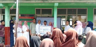 Siraman Sambut Ramadan dan “Paturay Tineung” Kepala SDN 4 Cimuncang, Pendi, S.Pd.