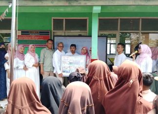 Siraman Sambut Ramadan dan “Paturay Tineung” Kepala SDN 4 Cimuncang, Pendi, S.Pd.